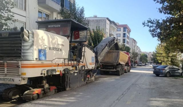 BAŞKAN ÇERÇİOĞLU’NUN ÖNCÜLÜĞÜNDE YOL YAPIM VE YENİLEME ÇALIŞMALARI KENTİN DÖRT BİR YANINDA DEVAM EDİYOR